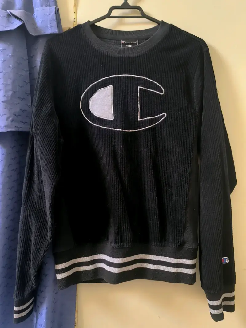 Polerón negro Champion con logo bordado - 1