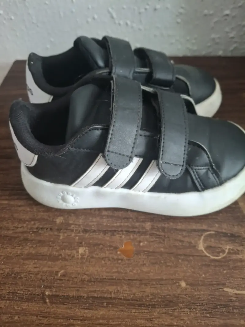 Zapatillas deportivas negras para niños Adidas con velcro - 2