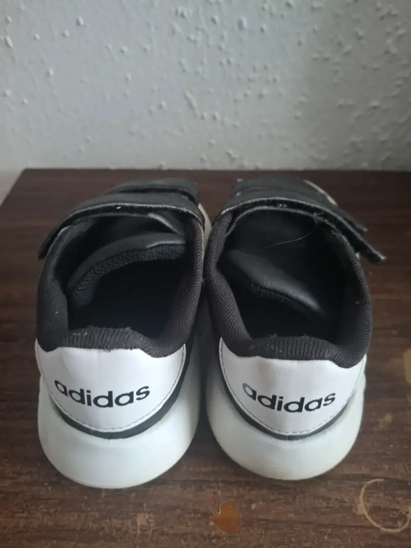 Zapatillas deportivas negras para niños Adidas con velcro - 3
