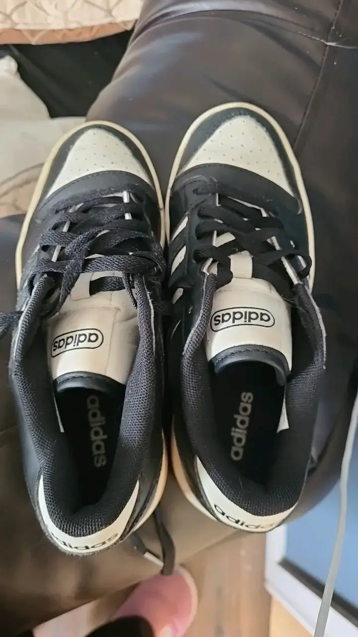 Zapatillas deportivas Adidas negras y blancas - 1