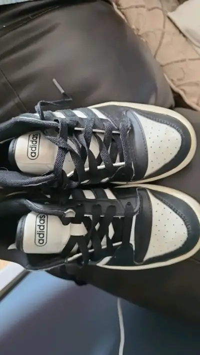 Zapatillas deportivas Adidas negras y blancas - miniatura 2