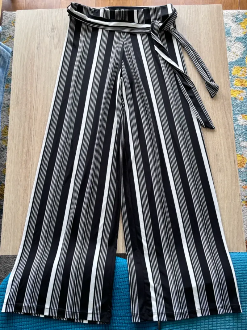 Pantalones anchos a rayas blanco y negro