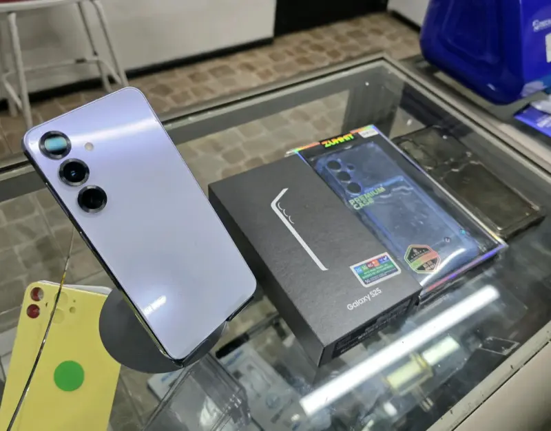Samsung Galaxy S25 con caja y accesorios - 1