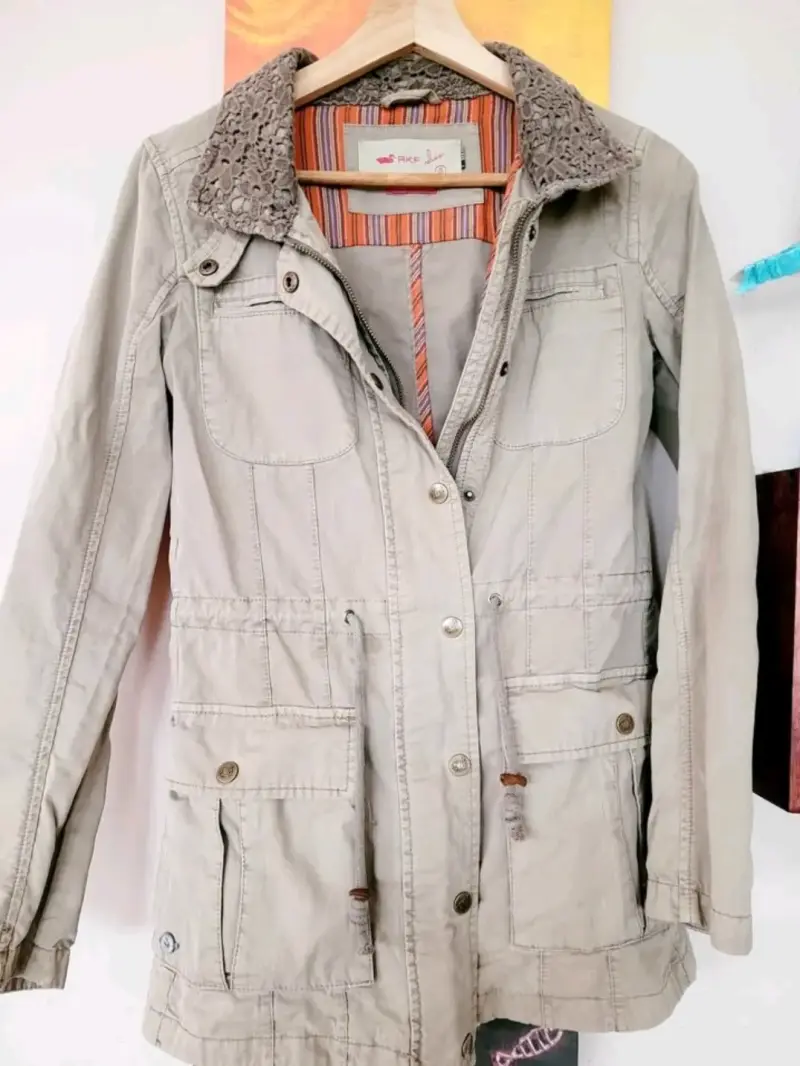 Chaqueta beige con cuello de encaje para mujer - 1