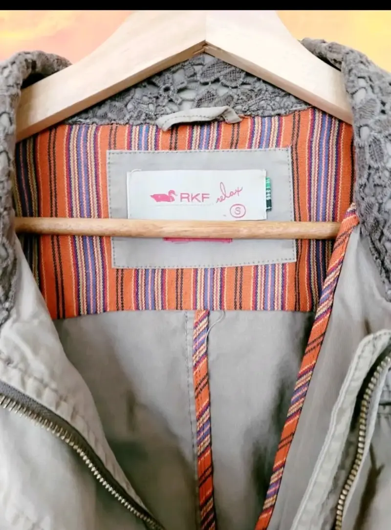 Chaqueta beige con cuello de encaje para mujer - 2
