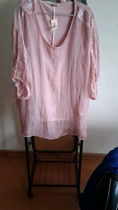 Blusa rosa con lentejuelas para mujer - miniatura 1