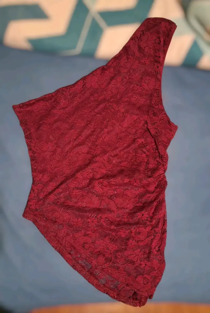 Polera de encaje rojo asimétrico - 1
