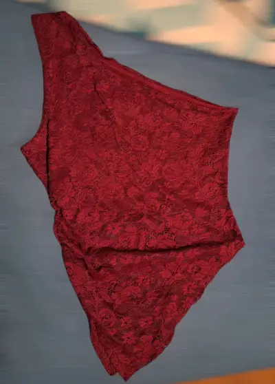 Polera de encaje rojo asimétrico - miniatura 2
