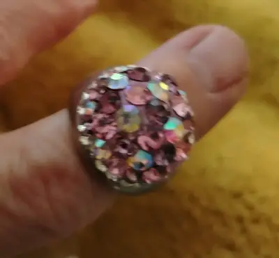 Anillo de acero inoxidabe con cicones rosas - miniatura 1