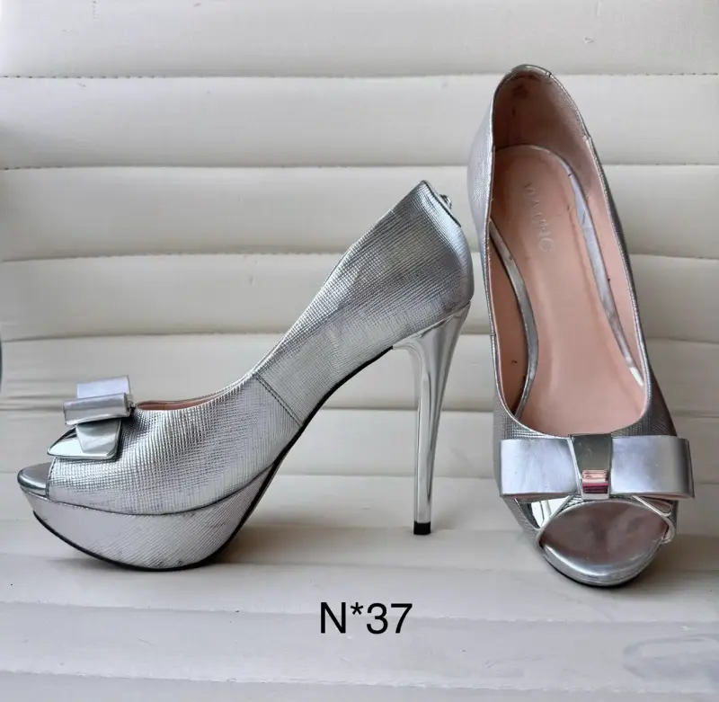 Variedad de zapatos usados - 6