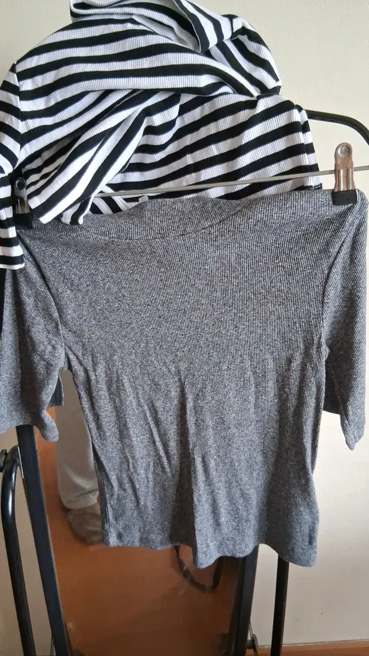 Conjunto de poleras rayadas y gris para mujer - 2