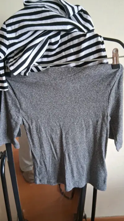Conjunto de poleras rayadas y gris para mujer - miniatura 2
