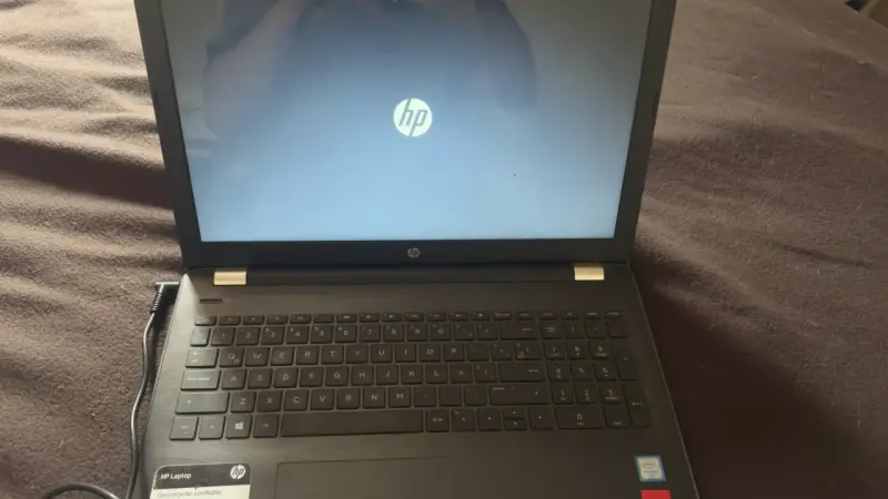Laptop HP con Intel Core i3 en buen estado - 1