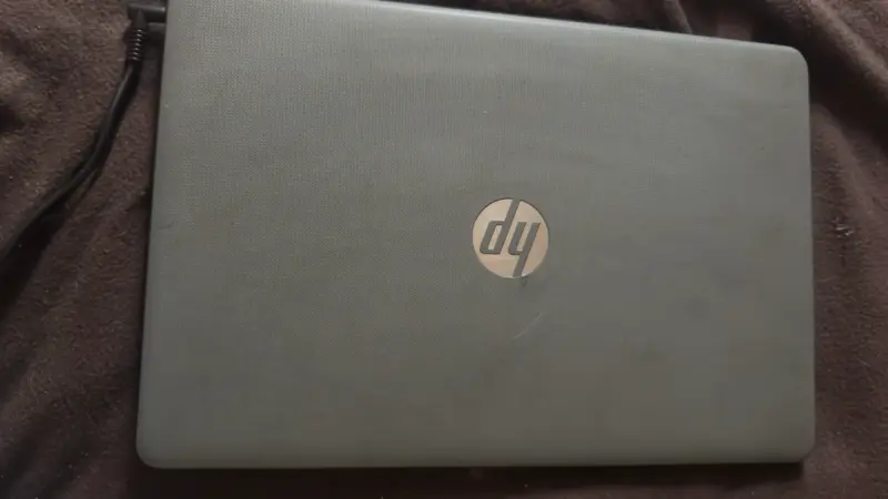 Laptop HP con Intel Core i3 en buen estado - 2