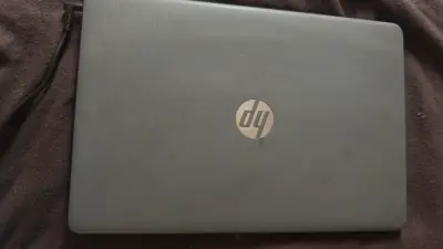 Laptop HP con Intel Core i3 en buen estado - miniatura 2