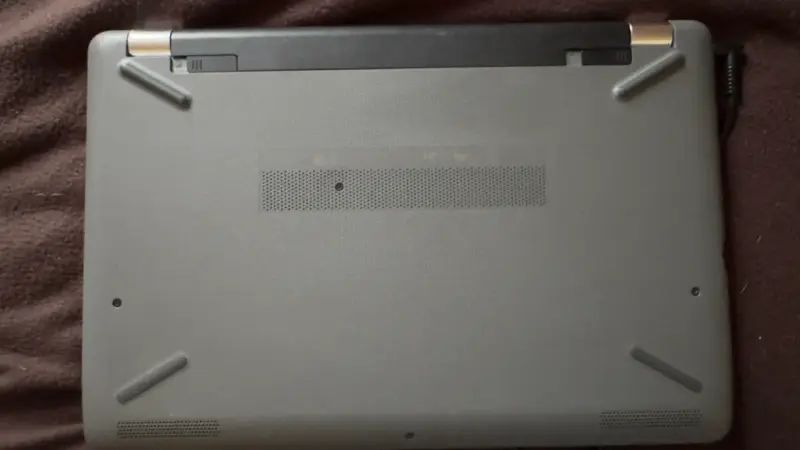 Laptop HP con Intel Core i3 en buen estado - 4