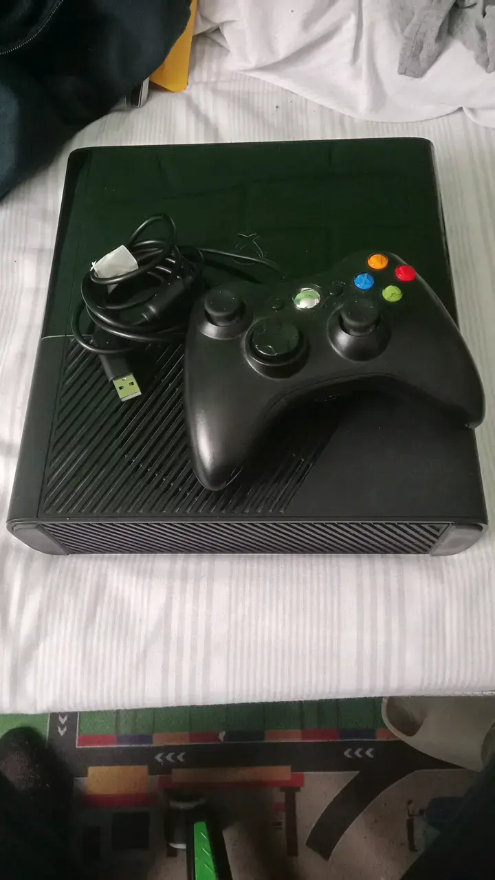 Consola Xbox 360 E con control y cables - 1