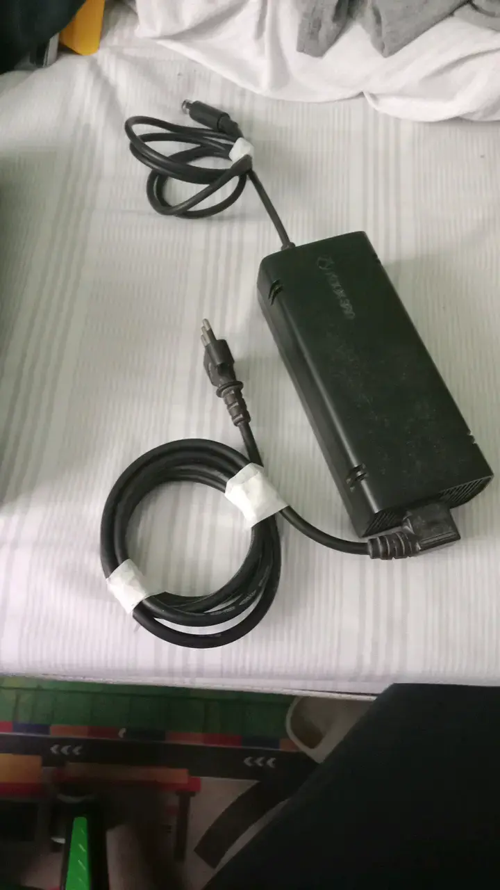 Consola Xbox 360 E con control y cables - 2