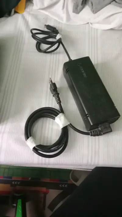 Consola Xbox 360 E con control y cables - miniatura 2