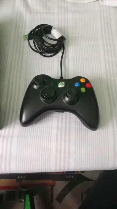 Consola Xbox 360 E con control y cables - miniatura 3