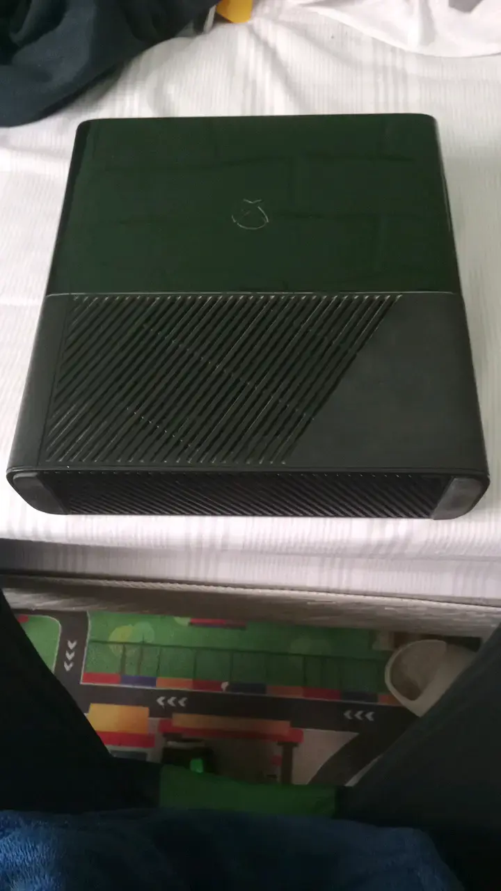 Consola Xbox 360 E con control y cables - 4