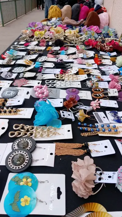 Variedad de accesorios de bisutería coloridos - miniatura 1