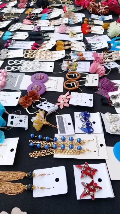 Variedad de accesorios de bisutería coloridos - miniatura 2