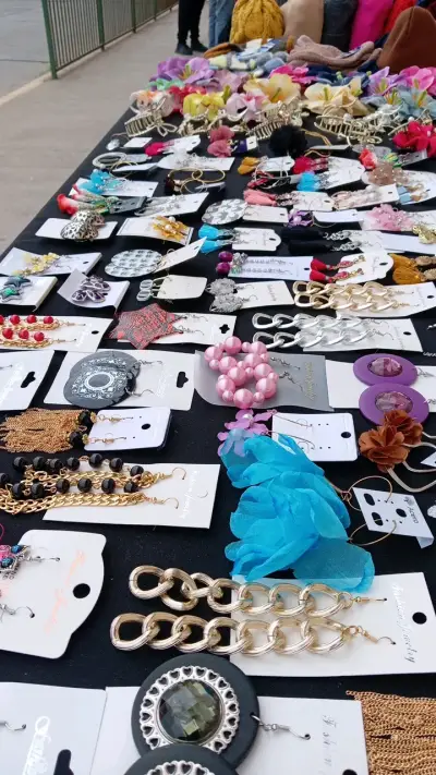 Variedad de accesorios de bisutería coloridos - miniatura 3