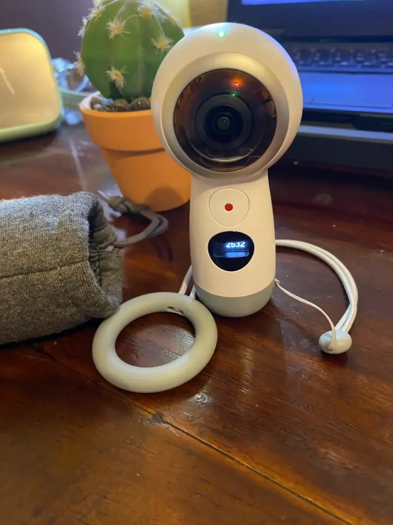 Cámara 360 grados Samsung Gear con accesorios