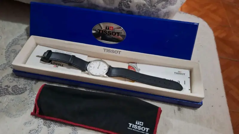 Reloj Tissot de cuero negro en caja original