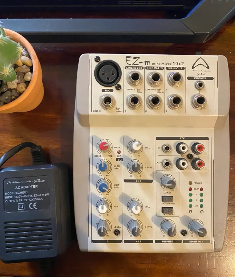 Mezclador de Audio Wharfedale EZ-m 10x2 con Adaptador