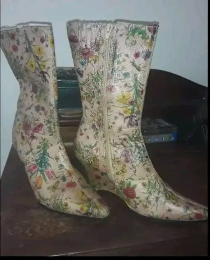 Botas de cuero sintético con estampado floral - 1