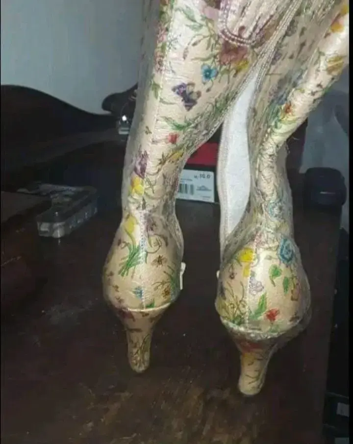 Botas de cuero sintético con estampado floral - 5