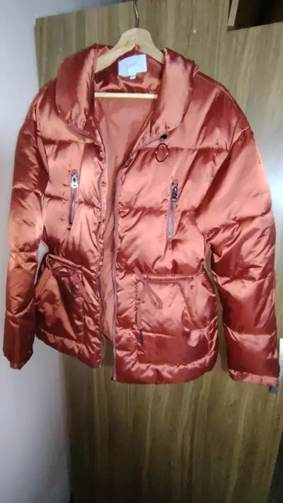 Chaqueta acolchada color cobre para mujer - miniatura 1