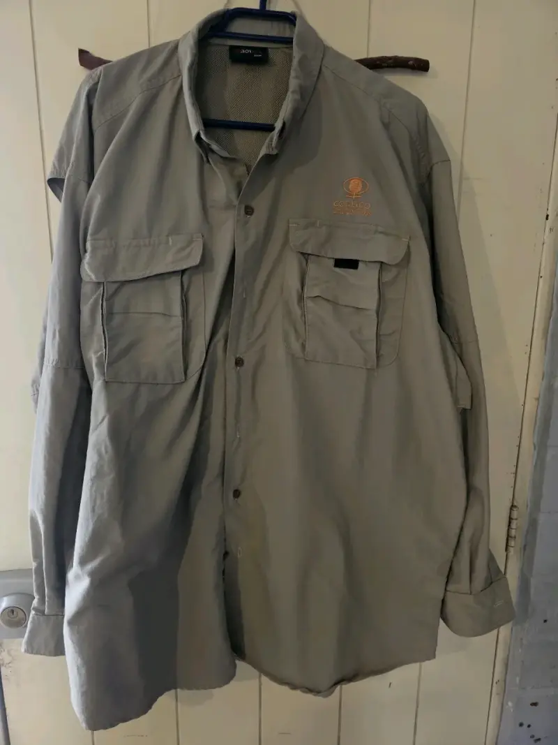 Camisa de secado rapido beige con bolsillos.