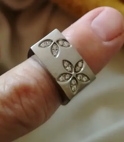 Anillo de acero inoxidable con diseño floral - miniatura 1