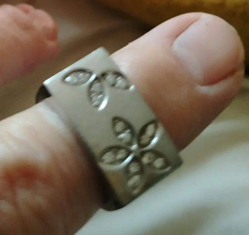 Anillo de acero inoxidable con diseño floral - 3
