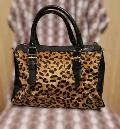 Bolso de mano con estampado animal print - miniatura 1