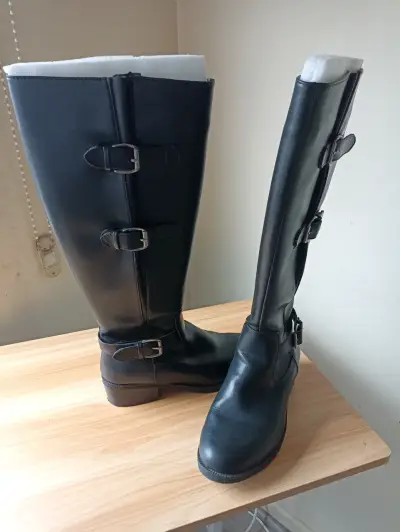 Botas negras de cuero con hebillas - miniatura 1