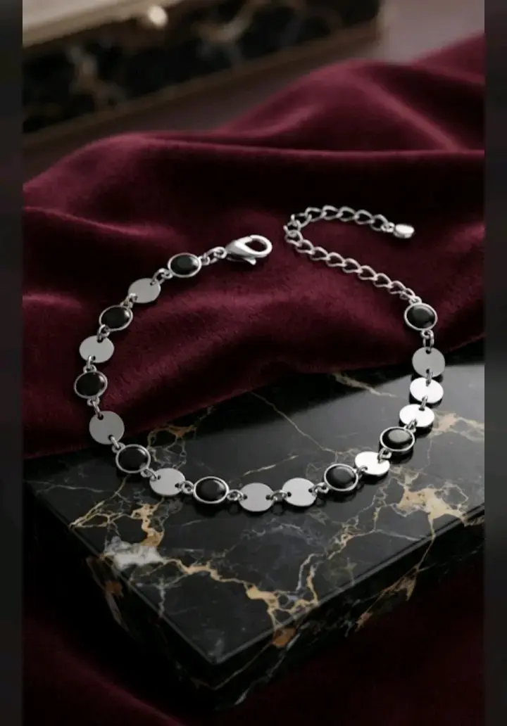 Pulsera de plata con diseño elegante