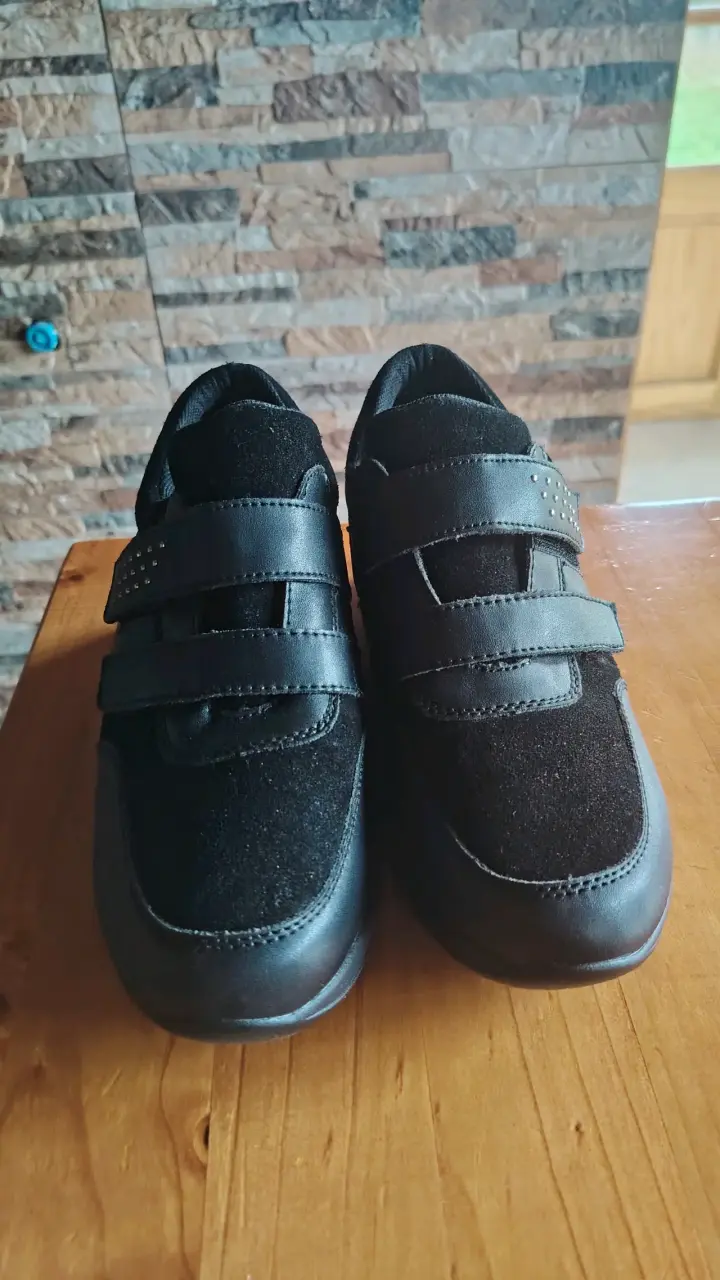 Zapatos negros de mujer con velcro - 1