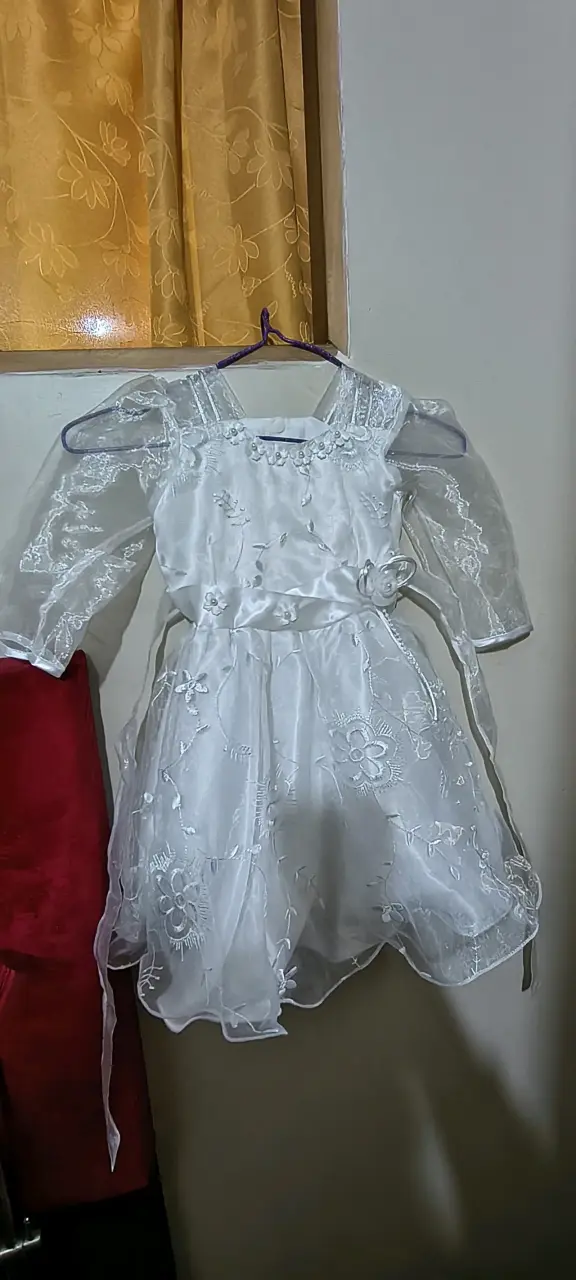 Vestido de niña blanco con encaje floral - 1
