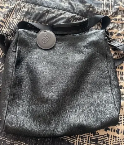 Bolso de cuero negro con correa ajustable - miniatura 1
