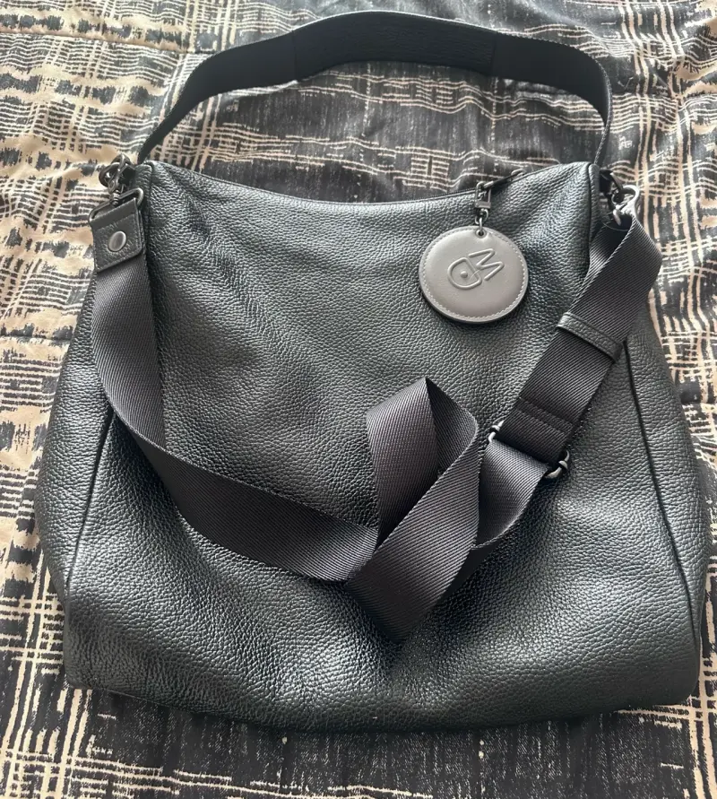 Bolso de cuero negro con correa ajustable - 2