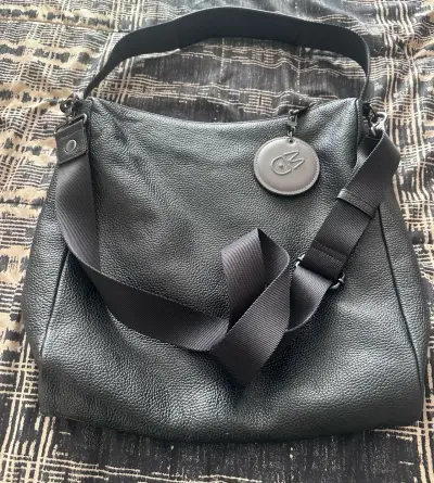 Bolso de cuero negro con correa ajustable - miniatura 2