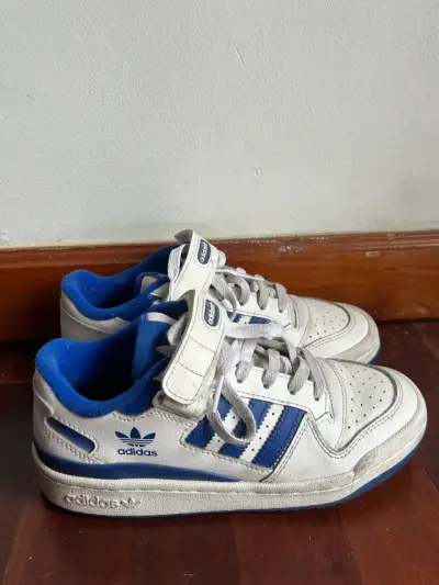 Zapatillas deportivas Adidas blancas y azules - miniatura 1