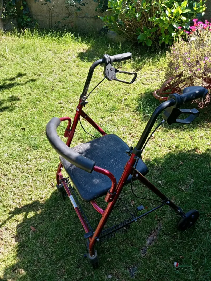 Andador plegable con asiento y frenos
