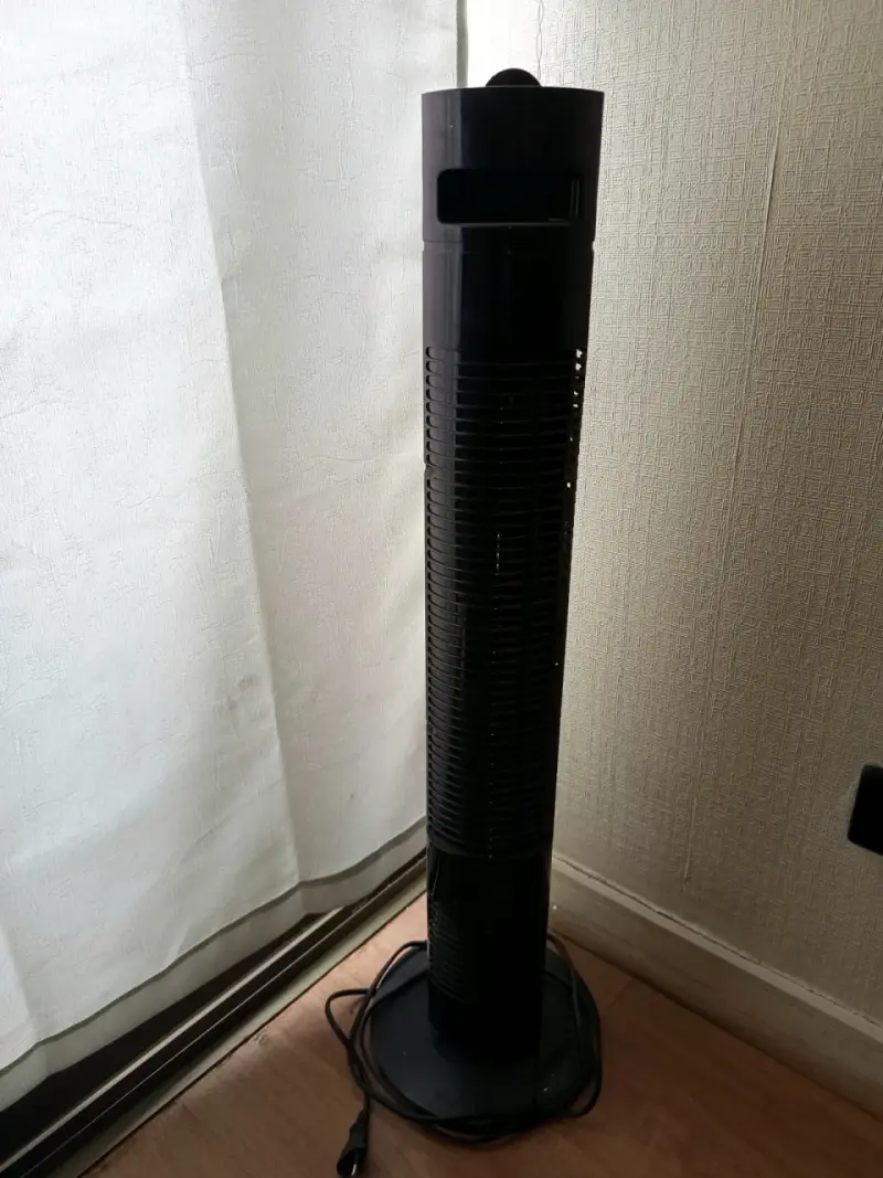 Ventilador de torre negro en buen estado