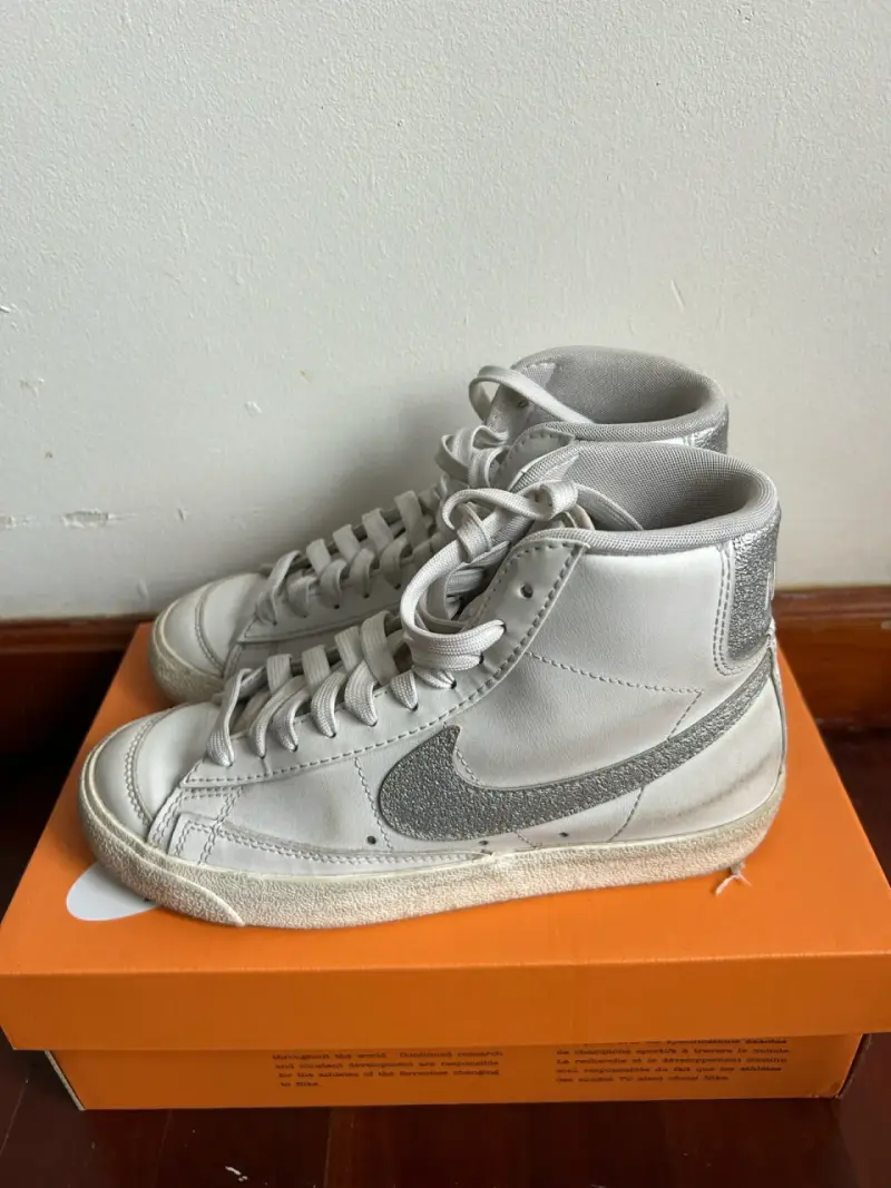 Zapatillas altas blancas con logo brillante - 1