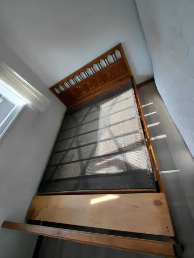 Cama de madera con somier de metal - miniatura 1